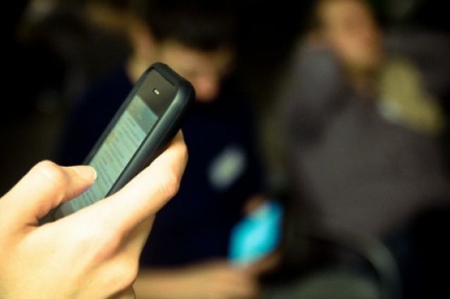 Πανελλήνιες 2015: Αν πάρετε μαζί κινητό θα μηδενιστείτε