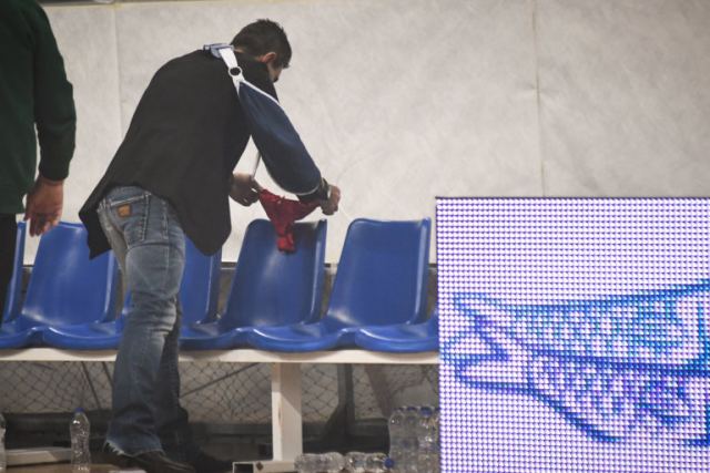 Παναθηναϊκός – Ολυμπιακός: Άφησε κόκκινο… στρινγκ στον πάγκο του Ολυμπιακού ο Γιαννακόπουλος! [pics]