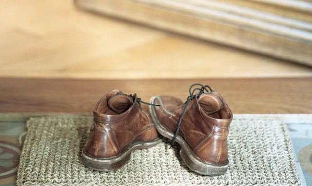 Γιατί δεν πρέπει να μπαίνετε ΠΟΤΕ με τα παπούτσια μέσα στο σπίτι