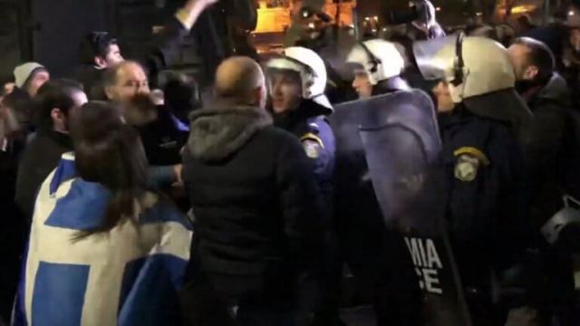 Θεσσαλονίκη: Ξύλο και δακρυγόνα – Μία σύλληψη και μία προσαγωγή – Γιούχα σε Παυλόπουλο – Νοτοπούλου – video