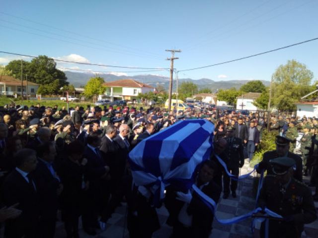 Πτώση ελικοπτέρου: Η κηδεία του συνταγματάρχη Θωμά Αδάμου - Συγκλονίζει ο θρήνος της γυναίκας του [pics]