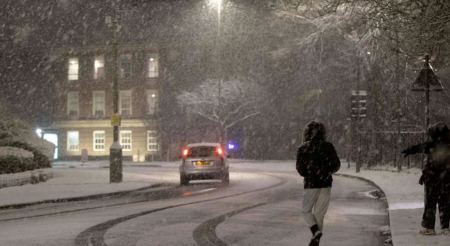 Σφοδρή χιονόπτωση στο Λονδίνο - Ακυρώθηκαν πτήσεις σε Gatwick και Stansted, κλειστά τα σχολεία
