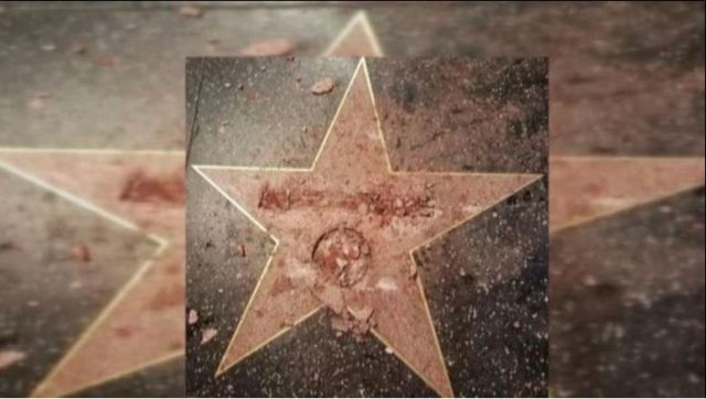 Ανδρας σπάει με κασμά το αστέρι του Τραμπ στο Χόλιγουντ