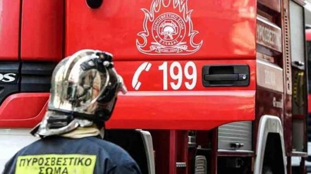 Αυτοκίνητο πήρε φωτιά εν κινήσει στην Εθνική Οδό Αθηνών-Λαμίας - Μποτιλιάρισμα χιλιομέτρων