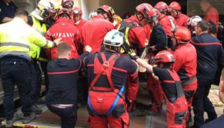 Πώς 40 πυροσβέστες στη Γαλλία απομάκρυναν υπέρβαρη ασθενή 391 κιλών από το διαμέρισμά της (ΦΩΤΟ)