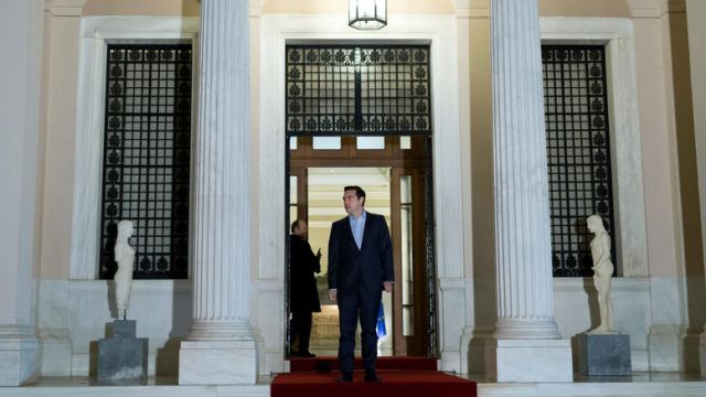Σκοπιανό: Στον Παυλόπουλο απόψε ο Τσίπρας, αύριο συναντά τους αρχηγούς