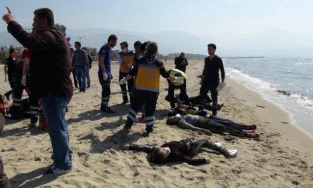 Σκληρές εικόνες από ναυάγιο στο Αιγαίο: 5 παιδιά ανάμεσα στους 12 νεκρούς