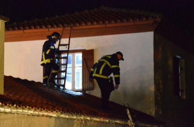 Πυροσβέστης ανέβηκε να σβήσει τη φωτιά στην καμινάδα και έπεσε από τη στέγη