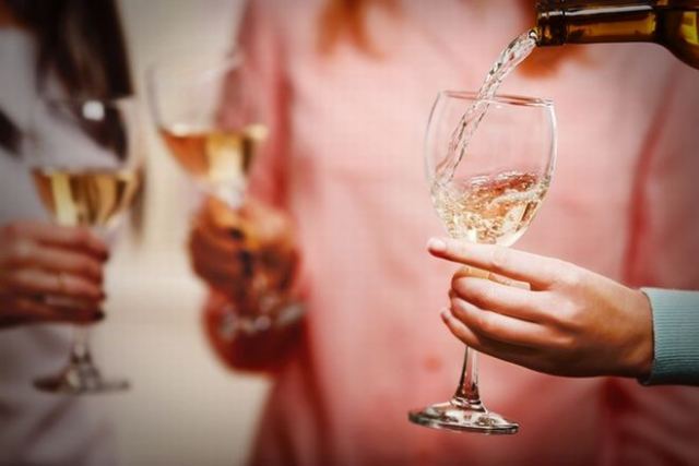 Κίνδυνος για καρκίνο του μαστού το ένα ποτήρι αλκοόλ την ημέρα