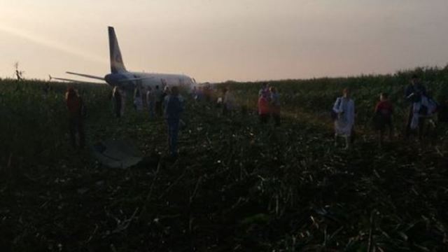 Αεροσκάφος έκανε αναγκαστική προσγείωση σε χωράφι έπειτα από «σύγκρουση» με πουλιά - ΒΙΝΤΕΟ