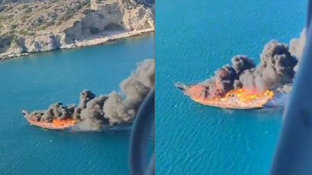 Ρόδος: Η στιγμή που το τουριστικό πλοιάριο στη Ρόδο καίγεται ολοσχερώς - Βίντεο από ελικόπτερο