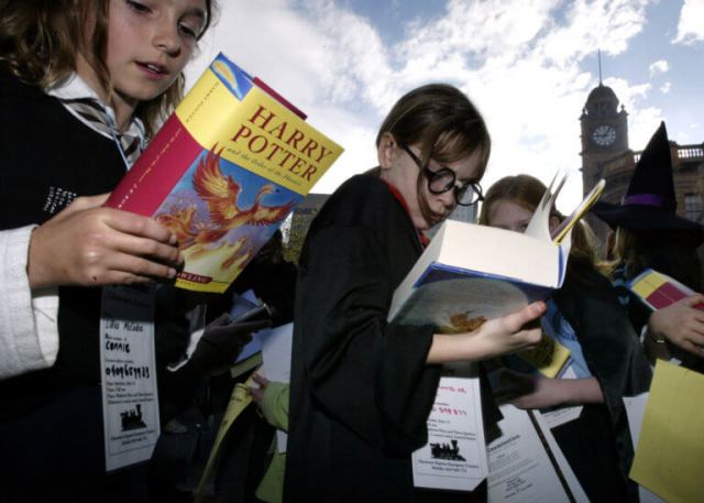 Αδιανόητο! Ιερείς έκαψαν βιβλία του Harry Potter για να… χτυπήσουν την μαγεία!
