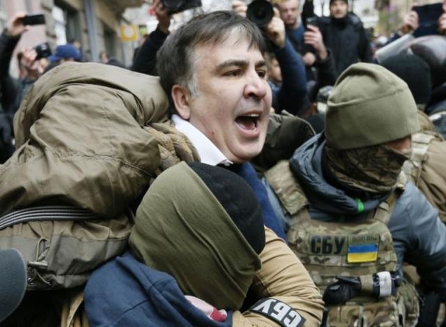 Σκηνές χάους στη σύλληψη του πρώην προέδρου της Γεωργίας – Τον απελευθέρωσαν υποστηρικτές του