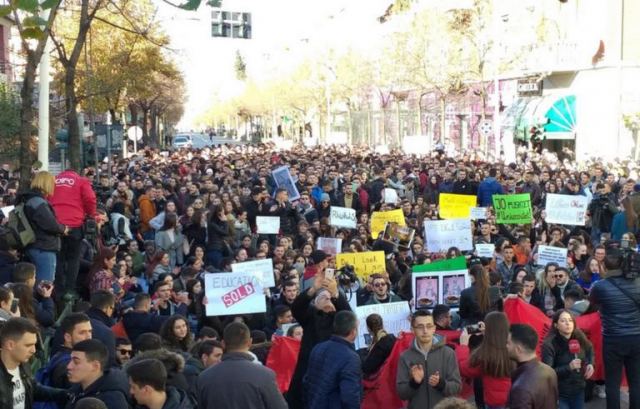 &quot;Φλέγεται&quot; η Αλβανία από φοιτητικές διαδηλώσεις - Στο στόχαστρο ο Ράμα!