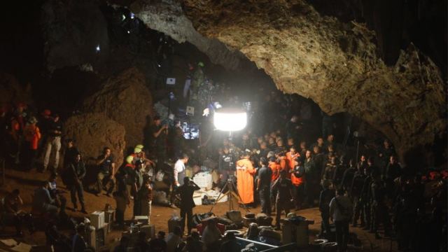 Ταϊλάνδη: Αγωνία για τα 12 αγόρια που παραμένουν εγκλωβισμένα με τον προπονητή τους σε σπηλιά εδώ και 4 μέρες!