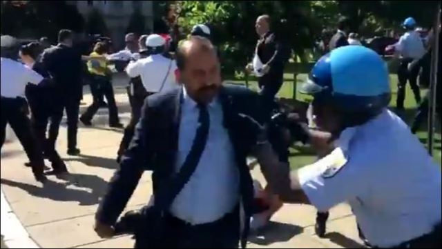Αγρια επίθεση της ασφάλειας του Ερντογάν κατά διαδηλωτών