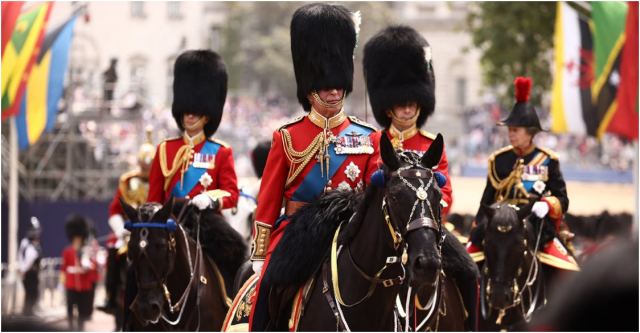 Βρετανία: Έφιππος ο βασιλιάς Κάρολος στη στρατιωτική παρέλαση για τα γενέθλιά του - Δείτε βίντεο, φωτογραφίες