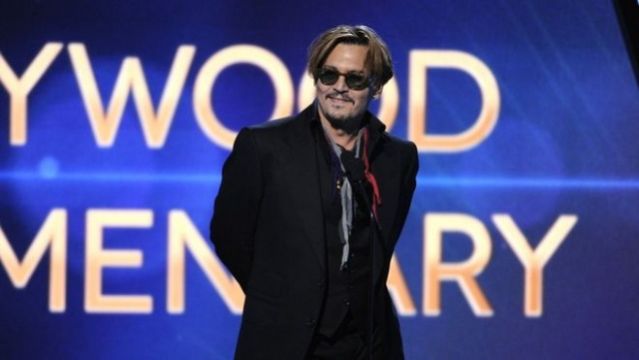 Ο Τζόνι Ντεπ λιώμα στη σκηνή των Hollywood Film Awards: αμήχανο ή... &quot;rock n&#039; roll&quot;;