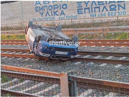 Θεσσαλονίκη: ΙΧ ντελαπάρισε στις γραμμές του ΟΣΕ και το εγκατέλειψαν
