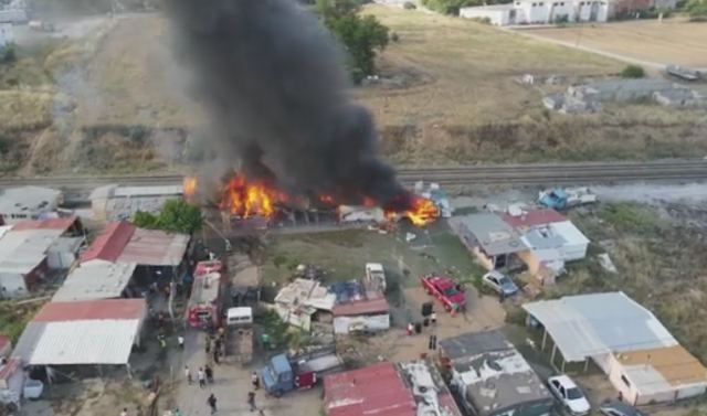 Βίντεο από την πυρκαγιά στον καταυλισμό της Θήβας - Εικόνες από drone