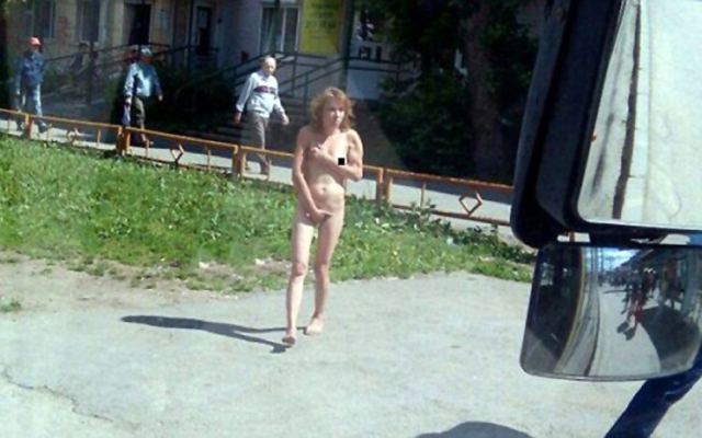 Γυναίκα κυκλοφορούσε γυμνή στο δρόμο