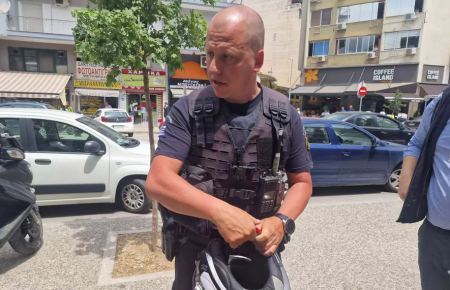 Θεσσαλονίκη: Έτσι απεγκλώβισαν οι αστυνομικοί το 1,5 ετών βρέφος από αυτοκίνητο - «Η μητέρα ούρλιαζε, έσπασα το τζάμι»