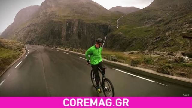 Τρελός τύπος κάθεται ανάποδα στο ποδήλατο και κατεβαίνει ένα απότομο βουνό