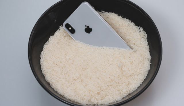 Η Apple κατέρριψε τον μύθο για το ρύζι: Δεν διώχνει το νερό, μπορεί να κάνει ζημιά στο iPhone