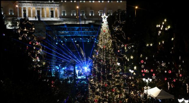 Λαμπρή γιορτή: Ο Μπακογιάννης φωταγώγησε το χριστουγεννιάτικο δέντρο