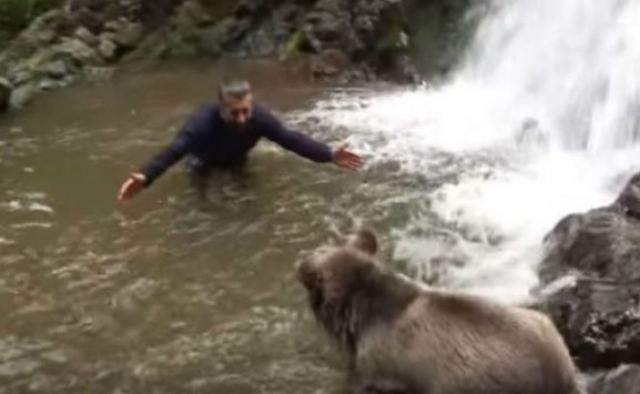 Τι κάνει αυτός  ο άνδρας όταν εμφανίζεται μπροστά του η αρκούδα?