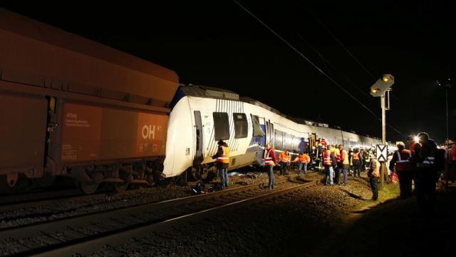 Οκτώ τραυματίες από σύγκρουση τρένου με φορτηγό στη Γερμανία