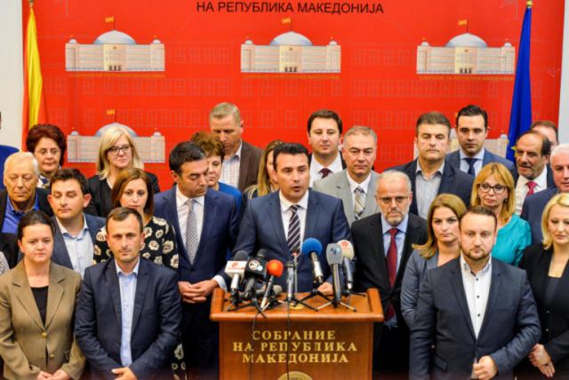 Σκόπια: Με τον «αέρα» του νικητή ο Ζάεφ! Διαγραφές βουλευτών του VMRO μετά το «ναι» στη Συμφωνία των Πρεσπών