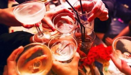 Πόσο πίνουμε το Σαββατοκύριακο και πόσο κινδυνεύουμε, τελικά, από το αλκοόλ;