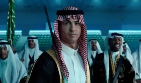 Ο Κριστιάνο Ρονάλντο ντύθηκε Σαουδάραβας για την Εθνική Ημέρα, και το έριξε στον χορό με το σπαθί του (ΒΙΝΤΕΟ)