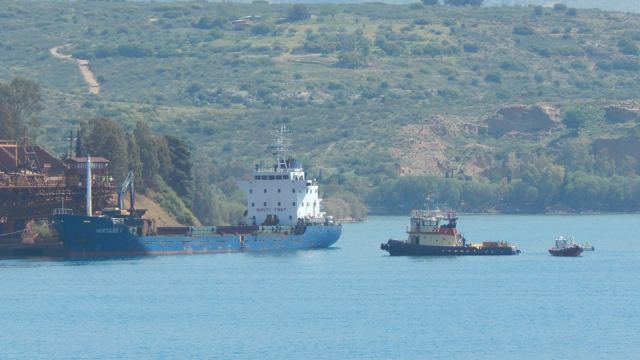 Ρύπανση από φορτηγό πλοίο στον κόλπο της Ιτέας (ΦΩΤΟ)