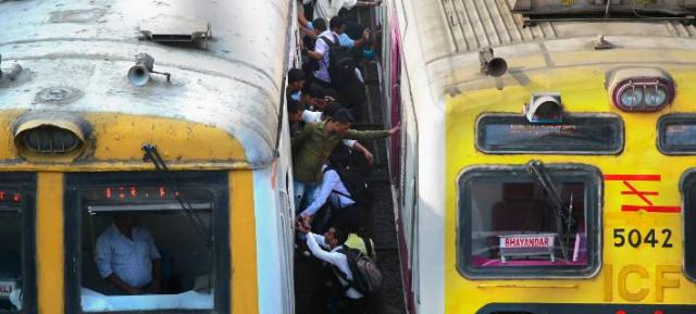 Ινδός αγρότης τα έβαλε με εθνική εταιρία σιδηροδρόμων και κέρδισε ένα... τρένο