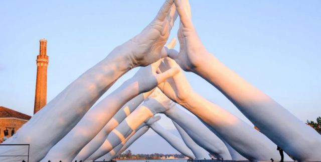 Γιγαντιαία χέρια στη Βενετία για χάρη της ενότητας