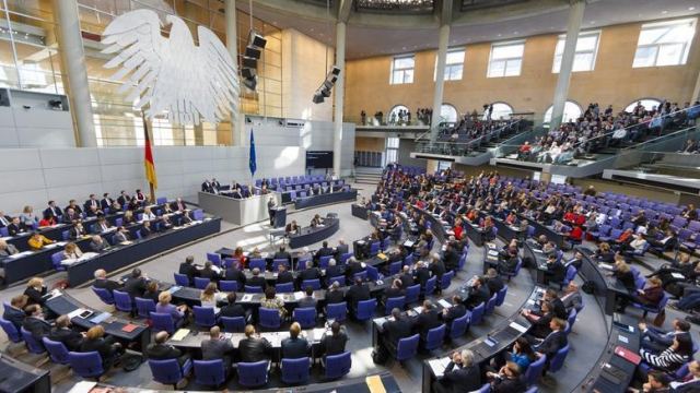 Πρεμιέρα για τη νέα γερμανική Βουλή με Σόιμπλε και ακροδεξιά