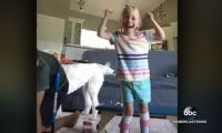 «Περπατάω! Ναι!» Η υπέροχη στιγμή που 4χρονη με εγκεφαλική παράλυση κάνει τα πρώτα της βήματα [vid]