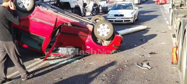 Σφοδρή σύγκρουση βυτιοφόρου με αυτοκίνητο στα Χανιά - Ντελαπάρισε το αμάξι [εικόνες]