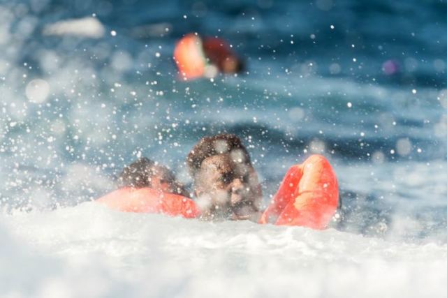 Νέο ναυάγιο στη Μεσόγειο: 21 συγκλονιστικές φωτογραφίες από την επιχείρηση διάσωσης [pics]