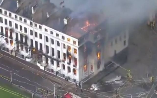 Φωτιά σε ξενοδοχείο στη Βρετανία: Όλο το κτίριο έχει τυλιχθεί στις φλόγες