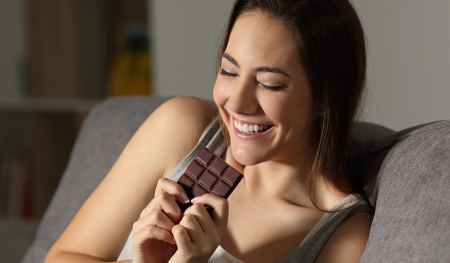 Σοκολάτα: Τι συμβαίνει στο σώμα σου, όταν απολαμβάνεις τον γλυκό αυτό πειρασμό