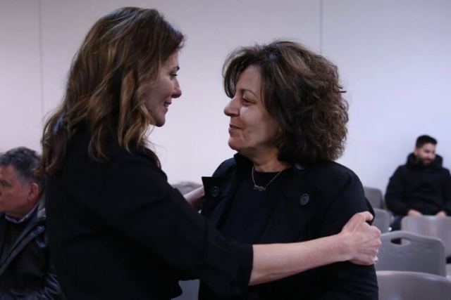 Η αγκαλιά της Μπέτυς Μπαζιάνα στη Μάγδα Φύσσα στη δίκη της Χρυσής Αυγής