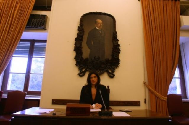 Επίδειξη ισχύος από τη Ζ. Κωνσταντοπούλου - Πέταξε έξω από την αίθουσα τον Γρηγοράκο - Τον αποκάλεσε παράνομο αντιπρόεδρο της προηγούμενης Βουλής