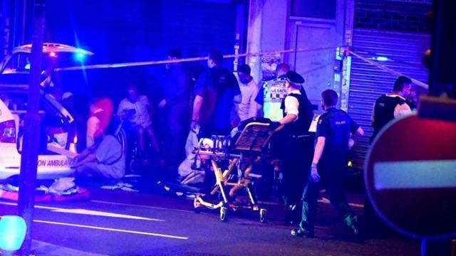 Τρόμος ξανά στο Λονδίνο: Βαν έπεσε πάνω σε πεζούς κοντά σε τζαμί - Ένας νεκρός και 10 τραυματίες - ΒΙΝΤΕΟ - ΦΩΤΟ