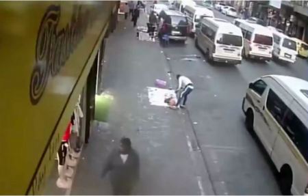 Γιοχάνεσμπουργκ: Τρομακτική έκρηξη «τίναξε» στον αέρα βαν σε δρόμο, ενώ περνούσε κόσμος – Βίντεο ντοκουμέντο