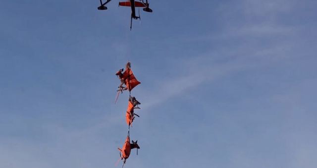 Απίθανο βίντεο με… αερομεταφορά των ταράνδων του Άη Βασίλη με ελικόπτερο