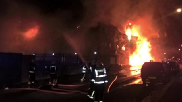Μεγάλη πυρκαγιά σε εργοστάσιο στο Λονδίνο (ΦΩΤΟ&amp;ΒΙΝΤΕΟ)