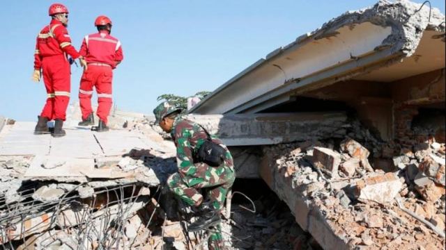 Στους 164 ο αριθμός των νεκρών από τον σεισμό στην Ινδονησία